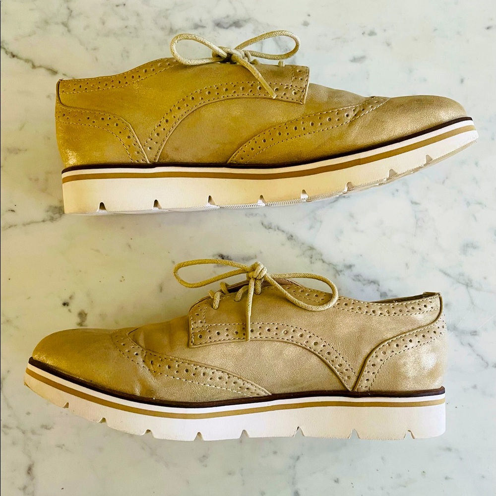 White Mountain Praise metallic soft gold laced Oxford loafers size 8